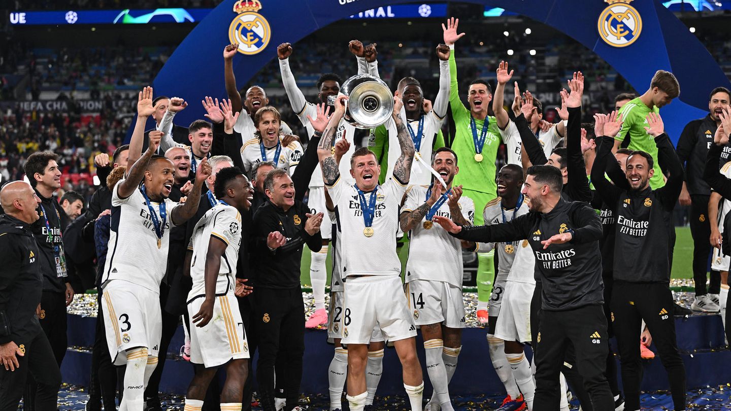Letztes Spiel: Es folgt das angemessene Ende der Klub-Karriere: Kroos gewinnt mit Real Madrid zum fünften Mal die Champions League. Damit hat er sechs Titel in der Königsklasse geholt. Das ist neben Kroos nur vier weiteren Profis gelungen, allesamt von Real Madrid: Daniel Carvajal, Luka Modric, Nacho Fernández und Paco Gento Es folgt das angemessene Ende der Klub-Karriere: Kroos gewinnt mit Real Madrid zum fünften Mal die Champions League. Damit hat er sechs Titel in der Königsklasse geholt. Das ist neben Kroos nur vier weiteren Profis gelungen, allesamt von Real Madrid: Daniel Carvajal, Luka Modric, Nacho Fernández und Paco Gento