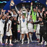 Es folgt das angemessene Ende der Klub-Karriere: Kroos gewinnt mit Real Madrid zum fünften Mal die Champions League. Damit hat er sechs Titel in der Königsklasse geholt. Das ist neben Kroos nur vier weiteren Profis gelungen, allesamt von Real Madrid: Daniel Carvajal, Luka Modric, Nacho Fernández und Paco Gento