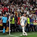 Bei der EM im eigenen Land absolviert Kroos seine letzten großen Auftritte, wie hier in Dortmund im Achtelfinal-Spiel gegen Dänemark. Selbstverständlich schießt der Mann mit dem genialen rechten Fuß die Ecken und die meisten anderen Standards. Jetzt fehlt ihm eigentlich nur noch der EM-Titel