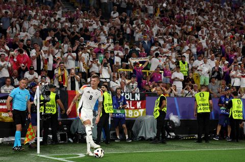 Bei der EM im eigenen Land absolviert Kroos seine letzten großen Auftritte, wie hier in Dortmund im Achtelfinal-Spiel gegen Dänemark. Selbstverständlich schießt der Mann mit dem genialen rechten Fuß die Ecken und die meisten anderen Standards. Jetzt fehlt ihm eigentlich nur noch der EM-Titel