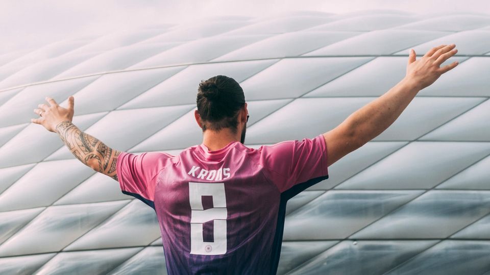 Fan im Toni-Kroos-Trikot beim EM-Auftakt