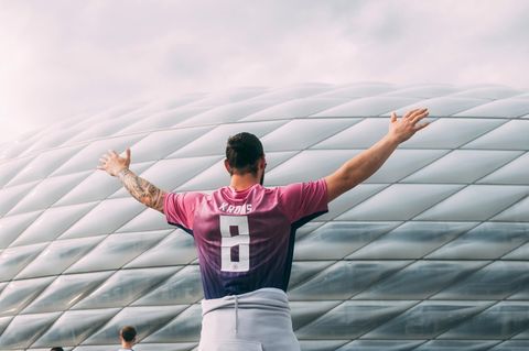 Fan mit Trikot von Toni Kroos beim EM-Auftakt