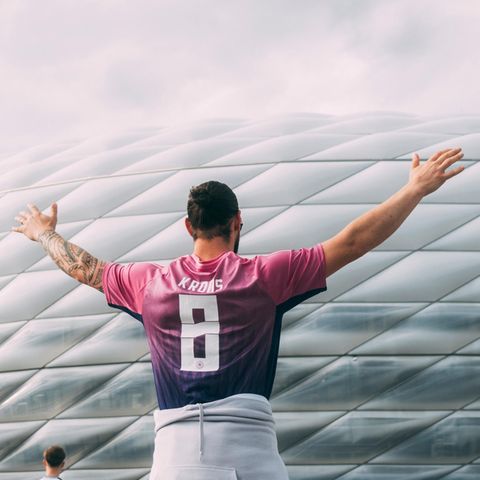 Fan mit Trikot von Toni Kroos beim EM-Auftakt