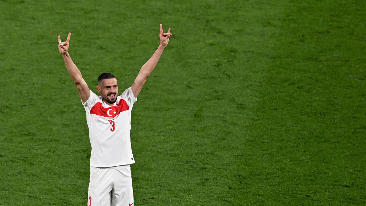 Nach Kritik aus Berlin am umstrittenen Wolfsgruß-Jubel des türkischen Nationalspielers Merih Demiral im Achtelfinale der Fußball-Europameisterschaft hat die Türkei den deutschen Botschafter einbestellt. Das erfuhr die Nachrichtenagentur AFP am Mittwoch aus Diplomatenkreisen. Demiral hatte die nationalistische Geste nach seinem zweiten Tor beim 2-1 Sieg seiner Mannschaft gegen Österreich am Dienstagabend gezeigt.  Der sogenannte Wolfsgruß gilt als Symbol der rechtsextremen türkischen Organisation Graue Wölfe. Das Bundesamt für Verfassungsschutz stuft die auch als Ülkücü-Bewegung bekannte Organisation als rechtsextremistische Gruppierung ein, die sich gegen Völkerverständigung, das friedliche Zusammenleben der Völker und gegen Wertvorstellung des Grundgesetzes richtet. Ihre Ideologie zeichne sich durch Rassismus, Antisemitismus sowie Christenfeindlichkeit aus.