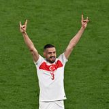 Nach Kritik aus Berlin am umstrittenen Wolfsgruß-Jubel des türkischen Nationalspielers Merih Demiral im Achtelfinale der Fußball-Europameisterschaft hat die Türkei den deutschen Botschafter einbestellt. Das erfuhr die Nachrichtenagentur AFP am Mittwoch aus Diplomatenkreisen. Demiral hatte die nationalistische Geste nach seinem zweiten Tor beim 2-1 Sieg seiner Mannschaft gegen Österreich am Dienstagabend gezeigt.  Der sogenannte Wolfsgruß gilt als Symbol der rechtsextremen türkischen Organisation Graue Wölfe. Das Bundesamt für Verfassungsschutz stuft die auch als Ülkücü-Bewegung bekannte Organisation als rechtsextremistische Gruppierung ein, die sich gegen Völkerverständigung, das friedliche Zusammenleben der Völker und gegen Wertvorstellung des Grundgesetzes richtet. Ihre Ideologie zeichne sich durch Rassismus, Antisemitismus sowie Christenfeindlichkeit aus.