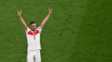 Nach Kritik aus Berlin am umstrittenen Wolfsgruß-Jubel des türkischen Nationalspielers Merih Demiral im Achtelfinale der Fußball-Europameisterschaft hat die Türkei den deutschen Botschafter einbestellt. Das erfuhr die Nachrichtenagentur AFP am Mittwoch aus Diplomatenkreisen. Demiral hatte die nationalistische Geste nach seinem zweiten Tor beim 2-1 Sieg seiner Mannschaft gegen Österreich am Dienstagabend gezeigt.  Der sogenannte Wolfsgruß gilt als Symbol der rechtsextremen türkischen Organisation Graue Wölfe. Das Bundesamt für Verfassungsschutz stuft die auch als Ülkücü-Bewegung bekannte Organisation als rechtsextremistische Gruppierung ein, die sich gegen Völkerverständigung, das friedliche Zusammenleben der Völker und gegen Wertvorstellung des Grundgesetzes richtet. Ihre Ideologie zeichne sich durch Rassismus, Antisemitismus sowie Christenfeindlichkeit aus.
