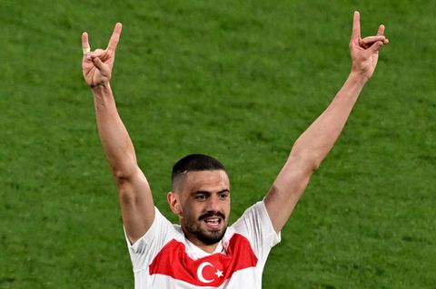 Merih Demiral bejubelt sein Tor gegen Österreich mit dem Wolfsgruß