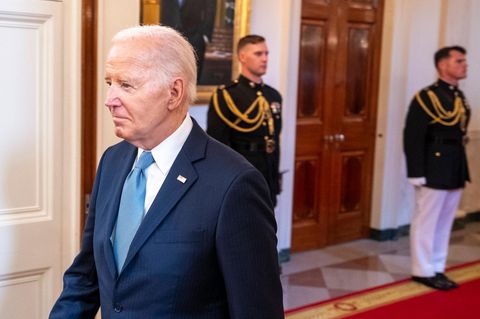 Joe Biden läuft auf dem Flur