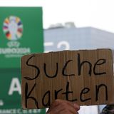 EM 2024: Jemand hält ein selbstgeschriebenes Schild mit der Aufschrift "Suche Karten" hoch