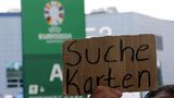 EM 2024: Jemand hält ein selbstgeschriebenes Schild mit der Aufschrift "Suche Karten" hoch