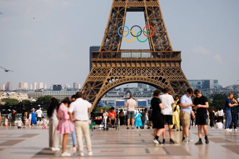 Olympia-Vorbereitung in Frankreich: Am Pariser Eifelturm hängen die Olympischen Ringe