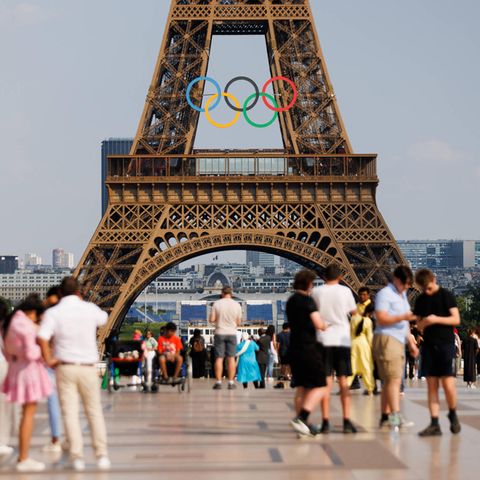 Olympia-Vorbereitung in Frankreich: Am Pariser Eifelturm hängen die Olympischen Ringe
