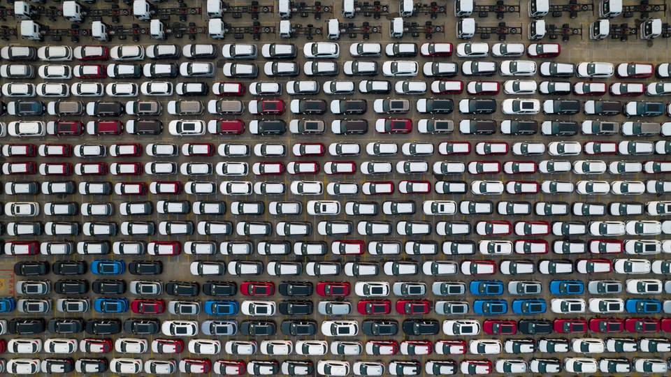 "Made in China": Neuwagen für den Export warten auf die Verladung im Hafen von Shanghai.