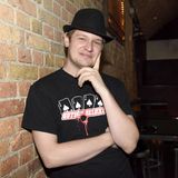 .. war in den vergangenen Wochen auch seine Haupteinnahmequelle, wie sein Manager der "Bild"-Zeitung verriet. "Falko hat zwischen 15.000 und 20.000 Euro im Monat mit TikTok verdient. Das ist Wahnsinn", sagte dieser und erzählte, dass sich Ochsenknecht deshalb sogar von seiner anderen Karriere zurückzog: Unter dem Namen "Ole ohne Kohle" war er als Schlagersänger bekannt. Deshalb...