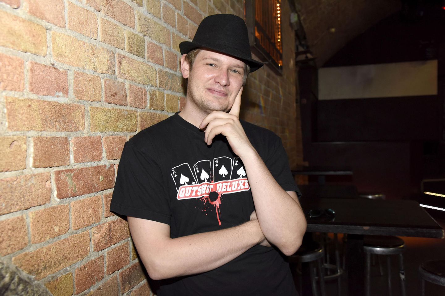 Tod mit 39 Jahren: .. war in den vergangenen Wochen auch seine Haupteinnahmequelle, wie sein Manager der "Bild"-Zeitung verriet. "Falko hat zwischen 15.000 und 20.000 Euro im Monat mit TikTok verdient. Das ist Wahnsinn", sagte dieser und erzählte, dass sich Ochsenknecht deshalb sogar von seiner anderen Karriere zurückzog: Unter dem Namen "Ole ohne Kohle" war er als Schlagersänger bekannt. Deshalb... .. war in den vergangenen Wochen auch seine Haupteinnahmequelle, wie sein Manager der "Bild"-Zeitung verriet. "Falko hat zwischen 15.000 und 20.000 Euro im Monat mit TikTok verdient. Das ist Wahnsinn", sagte dieser und erzählte, dass sich Ochsenknecht deshalb sogar von seiner anderen Karriere zurückzog: Unter dem Namen "Ole ohne Kohle" war er als Schlagersänger bekannt. Deshalb...