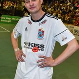 Über die Todesursache ist bisher nichts Genaueres bekannt, ein Freund sagte RTL, er sei an Herzversagen gestorben. Die Staatsanwaltschaft hat ein Todesermittlungsverfahren eingeleitet. Ochsenknecht, hier 2018 bei einem Fußballspiel, soll zuletzt ein ruhiges Leben geführt haben. "Nach meinem Kenntnisstand hatte er gar kein Partyleben mehr. Er hat immer wieder geschworen, dass er keinen Tropfen Alkohol mehr trinkt. Geraucht hat er, aber ansonsten kein Alkohol", so sein Manager zur "Bild".