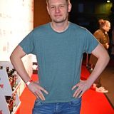 Falko Ochsenknecht ist tot: Wie seine Partnerin in den sozialen Netzwerken mitteilte, ist der 39-Jährige überraschend am Montag gestorben. Ochsenknecht, hier bei einer Benefiz Gala im Jahr 2022, wurde als Laiendarsteller in der Serie "Berlin - Tag & Nacht" einem breitem Publikum bekannt. Von 2011 bis 2018 spielte er dort die Rolle des Ole Peters, in die er von 2020 bis 2022 erneut schlüpfte. Sein Tod sorgt für Bestürzung, auch unter seinen zahlreichen Anhängern auf Social Media. Allein auf TikTok folgten Ochsenknecht über 220.000 Menschen. Und das...