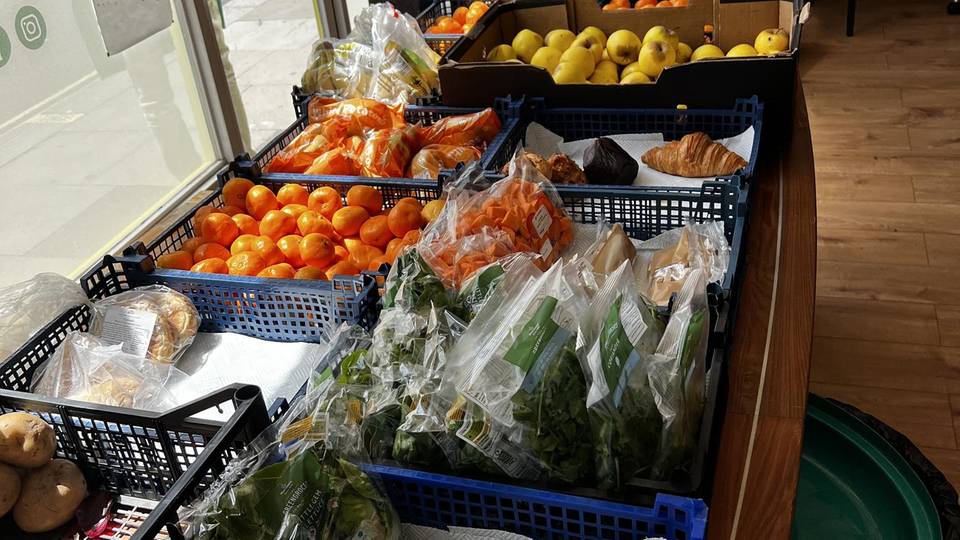 Großbritannien: Obst- und Gemüsekisten in einer Foodbank