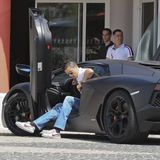 Selbstredend, dass Ronaldo als einer der besten Kicker der Welt über einen gewissen Wohlstand verfügt. Forbes zufolge verdient er in Saudi-Arabien pro Jahr rund 240 Millionen Euro und ist der bestbezahlte Sportler der Welt, sein Gesamt-Nettovermögen wird auf rund 500 Millionen Euro geschätzt