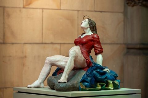 Marienskulptur der Künstlerin Esther Strauß im Dom in Linz