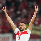 Das Auswärtige Amt hat in der Debatte um den sogenannten Wolfsgruß nach der Einbestellung des deutschen Botschafters in der Türkei mit der gleichen Maßnahme reagiert. "Wir haben den Vorfall heute mit dem türkischen Botschafter in Berlin thematisiert", sagte eine Sprecherin am Donnerstag. "Die Einbestellung des türkischen Botschafters hat heute Vormittag stattgefunden." Die Einbestellung eines Botschafters gilt als scharfes diplomatisches Mittel. Der türkische Nationalspieler Merih Demiral hatte sein zweites Tor beim Sieg im Achtelfinale gegen Österreich mit dem Wolfsgruß gefeiert. Die Geste gilt als Gruß der rechtsextremistischen Grauen Wölfe. Bundesinnenministerin Nancy Faser (SPD) kritisierte dies scharf, daraufhin hatte die Türkei am Mittwoch den deutschen Botschafter einbestellt.