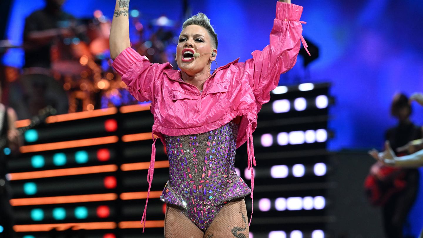 People of today: Too sick for the stage: Pink has to cancel concert