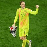 Was Manuel Neuer seinem Gegenüber Unai Simon von Athletic Bilbao voraushat: Er hat mit 38 Jahren deutlich mehr Erfahrung, viel mehr Titel und genießt beim Gegner (vielleicht) mehr Respekt. Zur EM kam er rechtzeitig wieder in Form. Dafür ist Simon deutlich jünger und auf der Linie Weltklasse. Aber nicht jeder hält ihn in Spanien für die klare Nummer eins, so wie es der spanische Nationaltrainer Louis de la Fuente tut. Im Spiel mit dem Ball kann Simon ein Risikofaktor sein.  Fazit: Leichter Vorteil Deutschland
