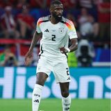 Antonio Rüdiger bewies zuletzt gegen Dänemark, wie wichtig er ist. Mit einer überragenden Zweikampfführung und präzisen Pässen in die Spitze gehörte er neben Havertz und Musiala zu den besten deutschen Akteuren. Zudem verfügt der amtierende Champions-League-Sieger von Real Madrid über sehr viel Erfahrung sowohl im Klub als auch in der Nationalelf. Damit hat er seinem spanischen Gegenüber Robin Le Normand einiges voraus. Der Baske hat bislang beim Mittelklasse-Klub Real Sociedad gespielt und ist sehr kopfballstark.  Fazit: Vorteil für Deutschland
