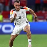 David Raum hat sich den Platz auf der linken Seite in der Viererkette von Maximilian Mittelstädt zurückerobert. Der Linksfuß spielt mit seiner Zweikampfstärke und Flankenläufen einen soliden Part. Marc Cucurella war bislang einer der auffälligsten Spieler der Spanier. Der Mann vom FC Chelsea ist schnell, dynamisch und ebenfalls   zweikampfstark. Dass er statt des Leverkuseners Grimaldo spielt, zeigt, wie hoch Nationaltrainer De La Fuentes ihn einschätzt.   Fazit: leichter Vorteil für Spanien