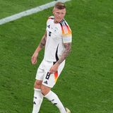 Das Duell der Giganten: Beide sind mit ihrer Passsicherheit und Spielintelligenz zentrale Spieler ihrer Teams. Rodri ist dynamischer und zweikampfstärker, während Kroos für diese Aufgaben im defensiven Mittelfeld Robert Andrich an der Seite hat. Dennoch sind beide in etwa gleichstark einzuschätzen.  Fazit: ausgeglichen