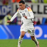 Musiala hat seine Aufgabe damit beschrieben, dass er Chaos in den gegnerischen Reihen stiften soll. Das gelingt ihm durch unnachahmliche Dribblings und technische Brillanz. Torgefährlich ist er obendrauf. Ähnliches gilt für Nico Williams, der aber ein echter Linksaußen ist und nicht so viel rotiert wie Musiala. Im Gegensatz zum Münchner spielt Williams, der bei Athletic Bilbao unter Vertrag steht, nicht bei einem europäischen Spitzenklub.   Fazit: leichter Vorteil für Deutschland      