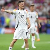 Florian Wirtz, 21 Jahre alt, schoss das erste EM-Tor für Deutschland, blieb in der Folge aber etwas hinter den Erwartungen zurück. Seine Kreativität und Offensivkünste meldeten sich zwischenzeitlich immer wieder ab, aber an seinen außergewöhnlichen Qualitäten besteht kein Zweifel. Genauso ist es bei Außenstürmer Lamine Yamal, dem neuen Wunderkind der Spanier. Mit 16 Jahren hat Yamal einen Stammplatz beim FC Barcelona und einen Stammplatz in der Nationalelf. Das ist so beeindruckend wie seine Dribblings.  Fazit: ausgeglichen