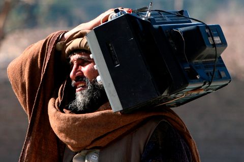 Rundfunkgebühr: Afghanischer Mann trägt einen Fernseher