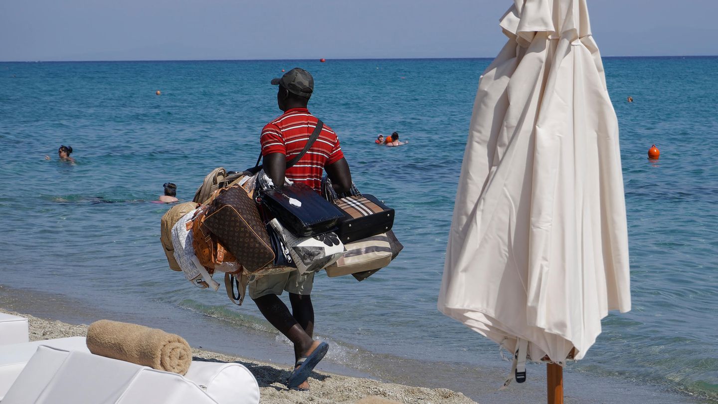 Italien: Verkäufer am Strand