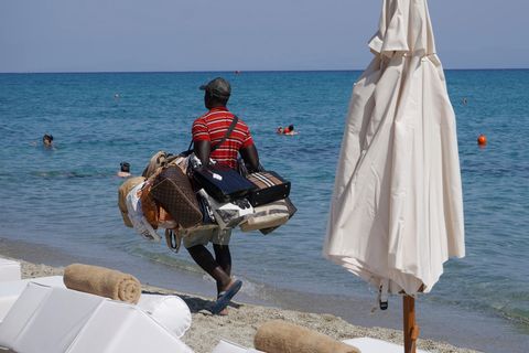 Italien: Verkäufer am Strand
