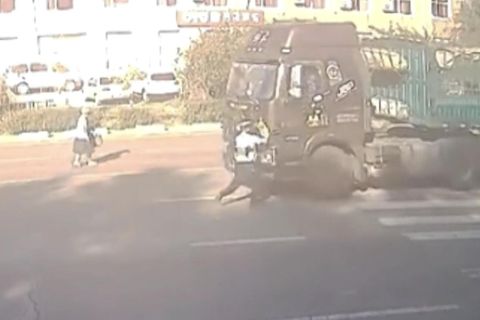 Todesmutig: Mann wirft sich vor rasenden LKW, um Schüler zu retten