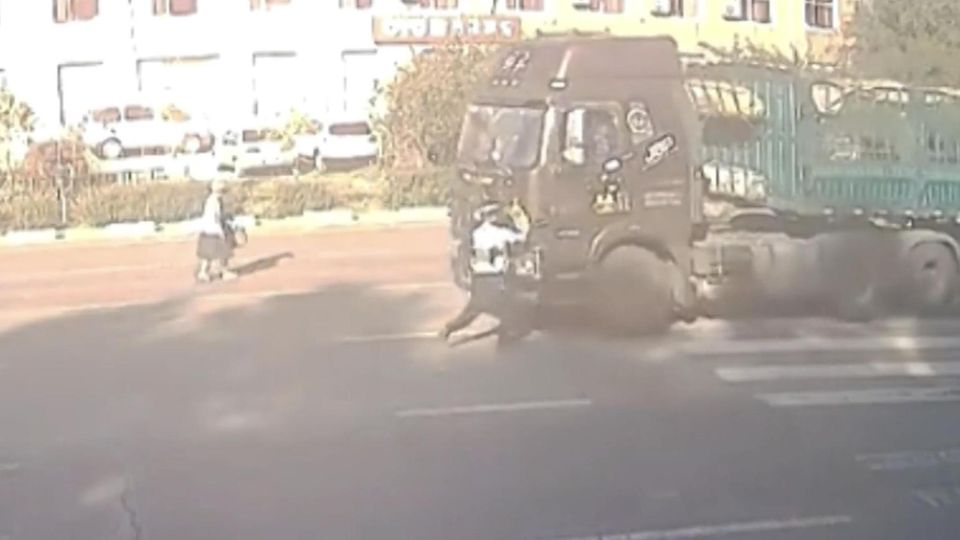 Todesmutig: Mann wirft sich vor rasenden LKW, um Schüler zu retten
