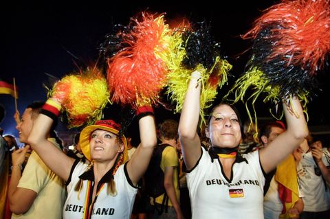 Zwei Fans feiern bei der Fußball-WM 2006 auf der Fanmeile in Berlin.