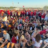 Doch der Reihe nach: Nachdem das eigene Zelt steht gibt es am Samstag nur noch ein Thema. Im EM-Achtelfinale treffen Dänemark und Deutschland aufeinander und Tausende versammeln sich vor dem spontan aufgestellten Lkw, der mit Monitoren bestückt wurde