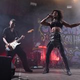 Los geht's: Jeremy Troy zerlegt gekonnt die Bühne für Selbstbestimmung und queere Lebensart