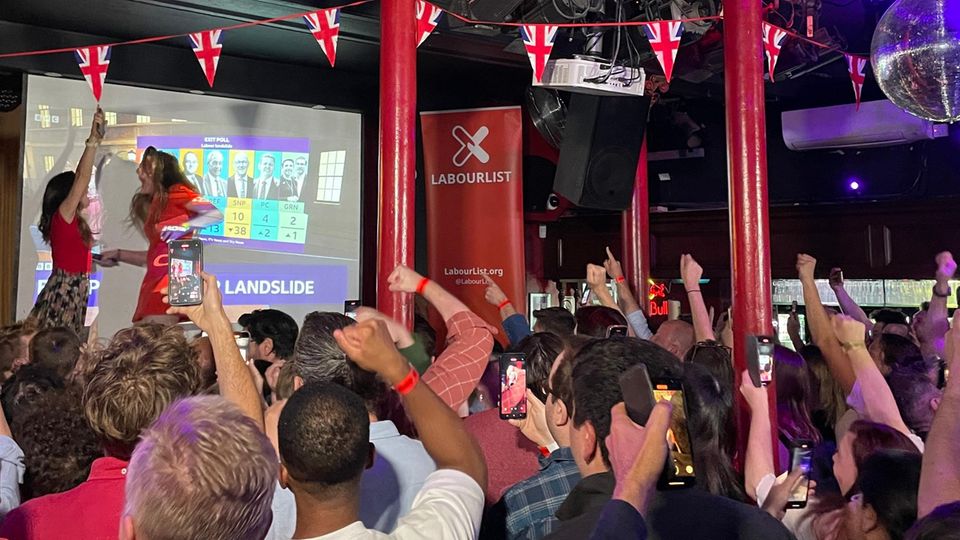Countdown in London: Als die Umfrageergebnisse bekannt werden, herrscht in der "Royal Vauxhall Tavern" Jubelstimmung