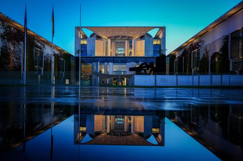 Das Bundeskanzleramt in der Morgendämmerung: Hier wurde bis spät in die Nacht über den Haushalt debattiert