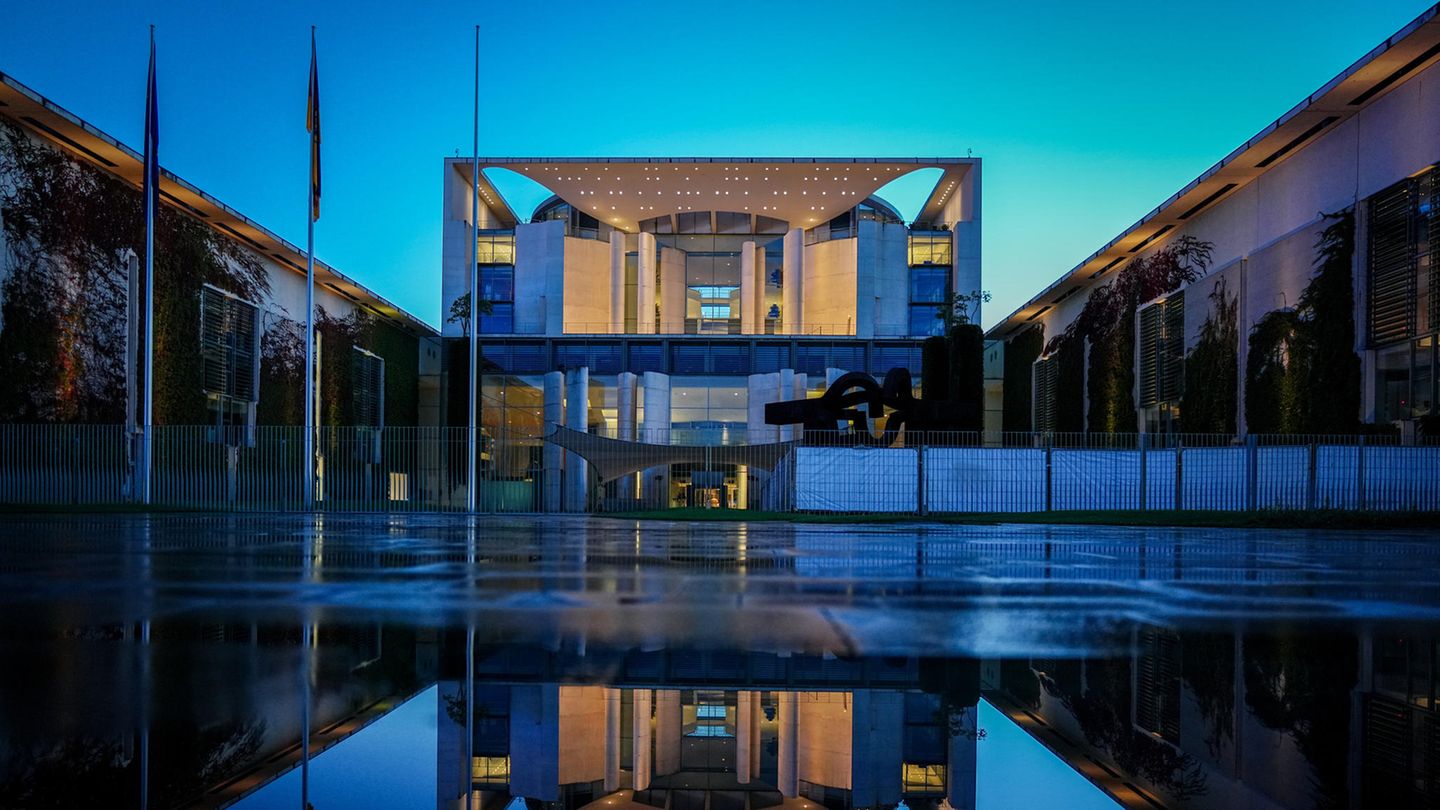 Das Bundeskanzleramt in der Morgendämmerung: Hier wurde bis spät in die Nacht über den Haushalt debattiert