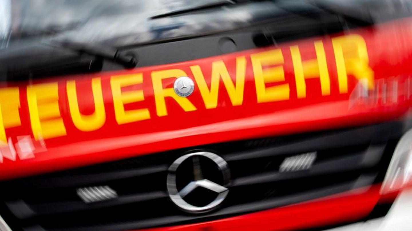 Feuerwehr: Lagerhalle in Augsburg abgebrannt