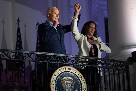 US-Präsident Joe Biden und Vizepräsidentin Kamala Harris bejubeln das Feuerwerk zum 4. Juli