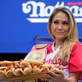 Es ist angerichtet: Die Teilnehmer müssen innerhalb von zehn Minuten so viele Hotdogs verschlingen, wie sie können