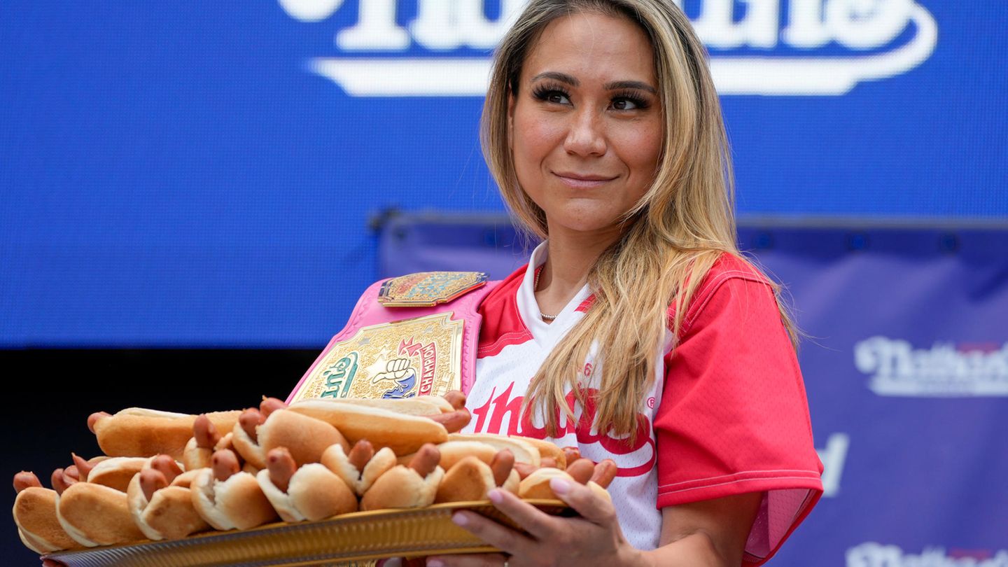 Es ist angerichtet: Die Teilnehmer müssen innerhalb von zehn Minuten so viele Hotdogs verschlingen, wie sie können