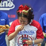 Manche Teilnehmer scheinen ihr Mahl allerdings nicht wirklich zu genießen