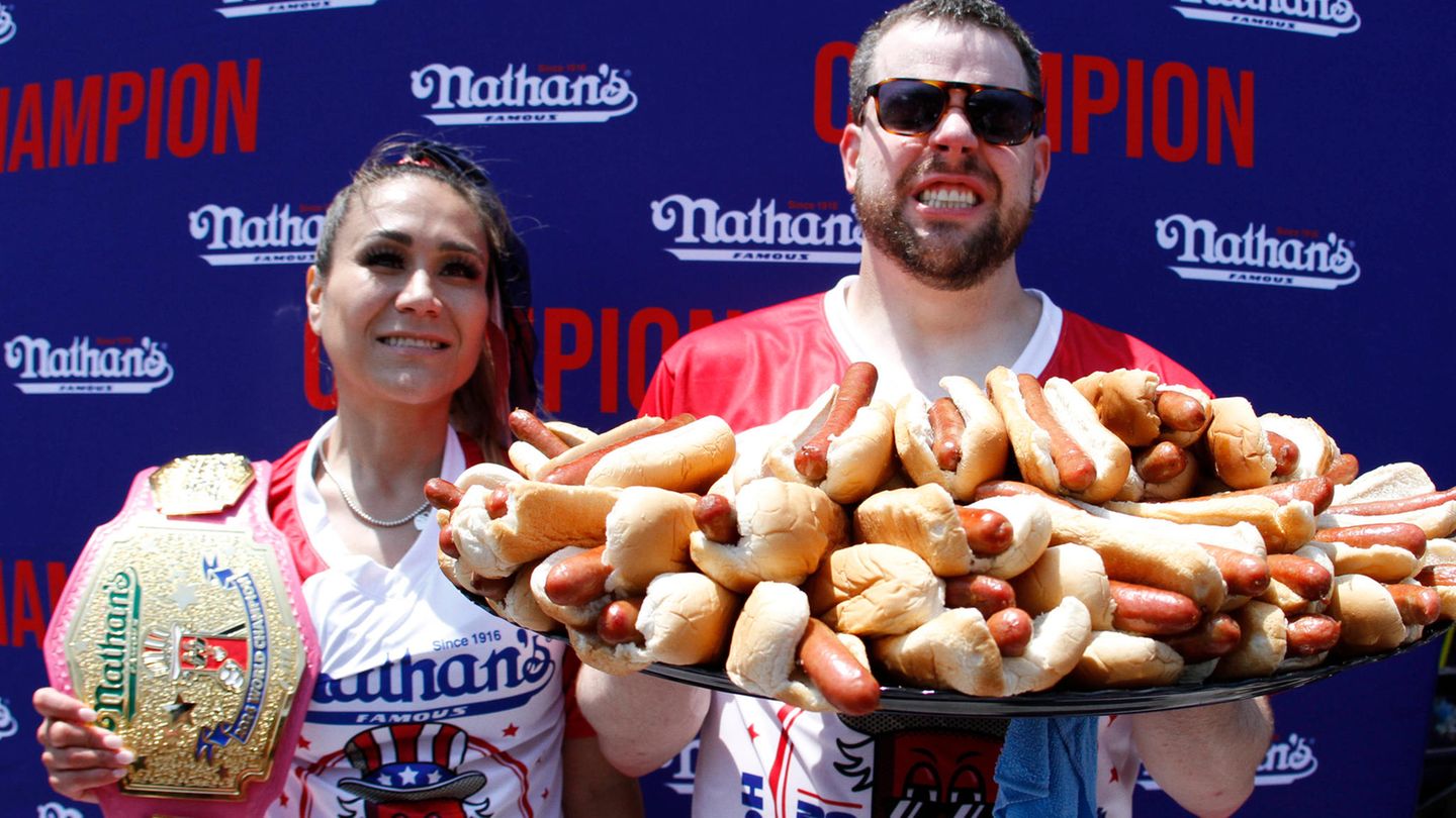 Ein wenig gequält präsentieren die Champions Miki Sudo und Patrick Bertoletti nach dem Wettkampf Trophäen und Essensreste