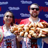 Ein wenig gequält präsentieren die Champions Miki Sudo und Patrick Bertoletti nach dem Wettkampf Trophäen und Essensreste